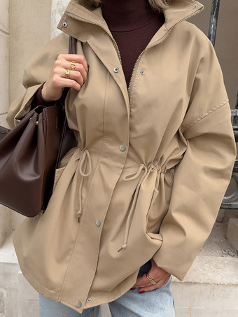 カーキ色のスタンドカラーのレディースウィンドブレーカージャケット - シックなドローストリングウエストのゆったりとしたフィット感 - 実用的なカーゴスタイル 2026年春のストリートウェア
