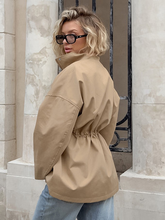 カーキ色のスタンドカラーのレディースウィンドブレーカージャケット - シックなドローストリングウエストのゆったりとしたフィット感 - 実用的なカーゴスタイル 2026年春のストリートウェア