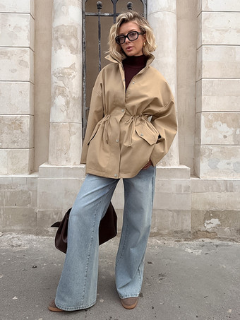 カーキ色のスタンドカラーのレディースウィンドブレーカージャケット - シックなドローストリングウエストのゆったりとしたフィット感 - 実用的なカーゴスタイル 2026年春のストリートウェア