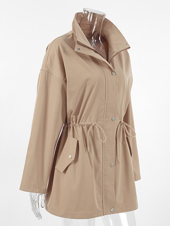 カーキ色のスタンドカラーのレディースウィンドブレーカージャケット - シックなドローストリングウエストのゆったりとしたフィット感 - 実用的なカーゴスタイル 2026年春のストリートウェア