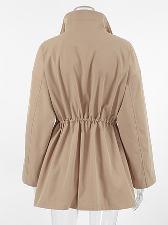 カーキ色のスタンドカラーのレディースウィンドブレーカージャケット - シックなドローストリングウエストのゆったりとしたフィット感 - 実用的なカーゴスタイル 2026年春のストリートウェア