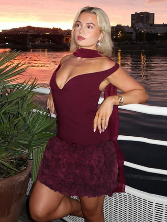 3Dローズペタルヘムバーガンディレディースミニドレス - スカーフ付きロマンティックボディコンドレス - コケットな美学サマーパーティー衣装2026