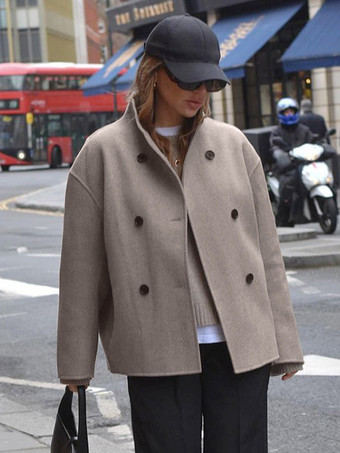 ダブルブレストのレディースショートコート - ミニマルなスタンドカラーのボックス型アウター - オールドマネー風の2026年春のストリートウェア