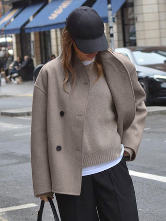 ダブルブレストのレディースショートコート - ミニマルなスタンドカラーのボックス型アウター - オールドマネー風の2026年春のストリートウェア