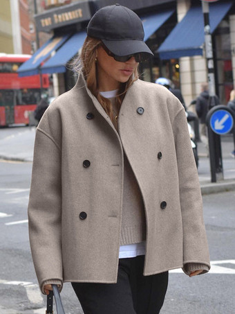 ダブルブレストのレディースショートコート - ミニマルなスタンドカラーのボックス型アウター - オールドマネー風の2026年春のストリートウェア