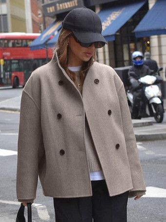 ダブルブレストのレディースショートコート - ミニマルなスタンドカラーのボックス型アウター - オールドマネー風の2026年春のストリートウェア