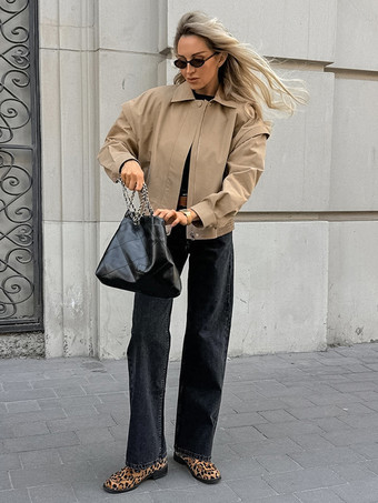 カーキ色の軽量レディースボンバージャケット - ミニマルな襟付きジップアップアウター - 静かなラグジュアリーな春のカジュアルストリートウェア 2026