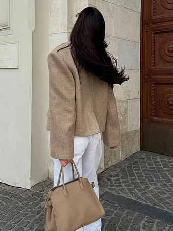 オートミールカラーのワイドラペルレディースショートブレザー - パッド入りショルダーボックスフィットジャケット - シックな春のストリートスタイル 2026