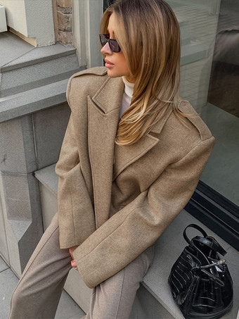 オートミールカラーのワイドラペルレディースショートブレザー - パッド入りショルダーボックスフィットジャケット - シックな春のストリートスタイル 2026