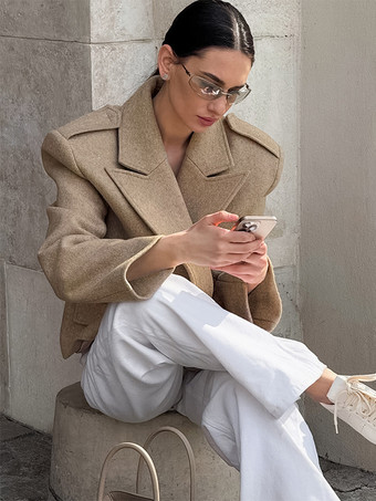 オートミールカラーのワイドラペルレディースショートブレザー - パッド入りショルダーボックスフィットジャケット - シックな春のストリートスタイル 2026