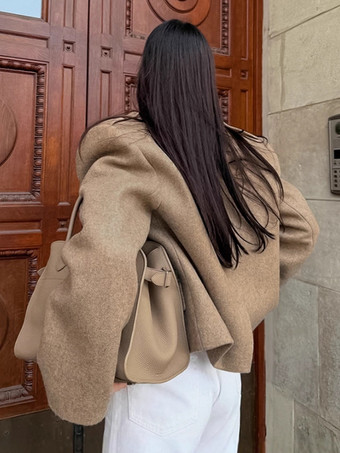 オートミールカラーのワイドラペルレディースショートブレザー - パッド入りショルダーボックスフィットジャケット - シックな春のストリートスタイル 2026