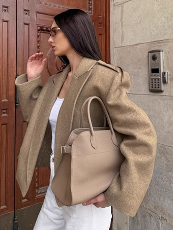 ブラウンオートミールカラーのワイドラペルレディースショートブレザー - パッド入りショルダーボックスフィットジャケット - シックな春のストリートスタイル 2026