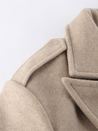 オートミールカラーのワイドラペルレディースショートブレザー - パッド入りショルダーボックスフィットジャケット - シックな春のストリートスタイル 2026