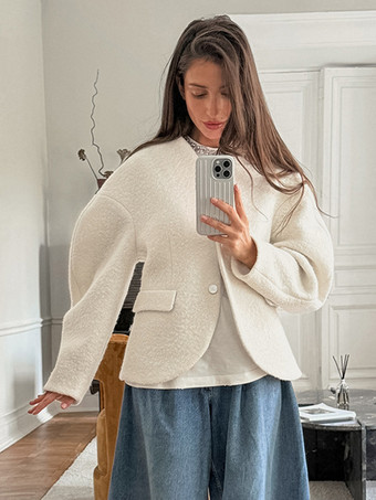 ホワイトブークレ素材のレディースショートジャケット - エレガントなVネック、パフスリーブ、スリムフィットのアウター - フレンチシックな春の装い 2026