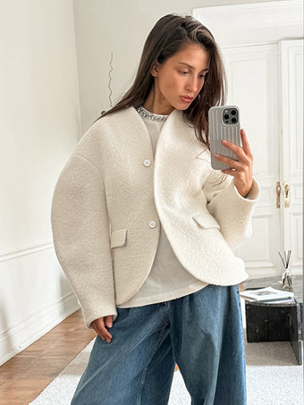 ホワイトブークレ素材のレディースショートジャケット - エレガントなVネック、パフスリーブ、スリムフィットのアウター - フレンチシックな春の装い 2026