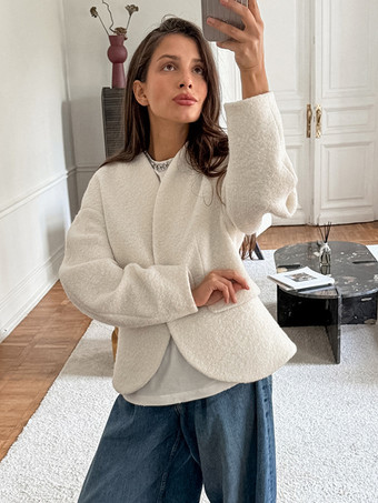 ホワイトブークレ素材のレディースショートジャケット - エレガントなVネック、パフスリーブ、スリムフィットのアウター - フレンチシックな春の装い 2026