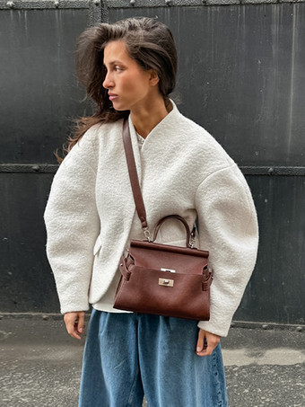 ホワイトブークレ素材のレディースショートジャケット - エレガントなVネック、パフスリーブ、スリムフィットのアウター - フレンチシックな春の装い 2026