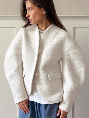 ホワイト ホワイトブークレ素材のレディースショートジャケット - エレガントなVネック、パフスリーブ、スリムフィットのアウター - フレンチシックな春の装い 2026