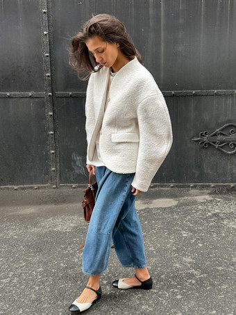 ホワイトブークレ素材のレディースショートジャケット - エレガントなVネック、パフスリーブ、スリムフィットのアウター - フレンチシックな春の装い 2026