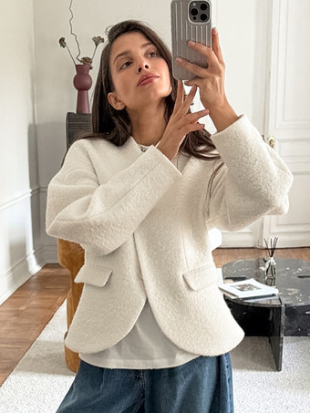 ホワイトブークレ素材のレディースショートジャケット - エレガントなVネック、パフスリーブ、スリムフィットのアウター - フレンチシックな春の装い 2026