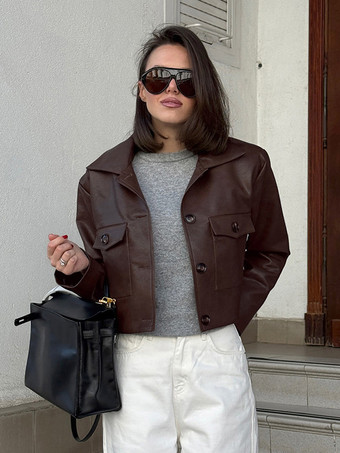 ブラウンのフェイクレザー製レディースクロップドジャケット - レトロなラペルボタンアップのボックスシルエットトップス - ストリートカジュアル春コーデ2026