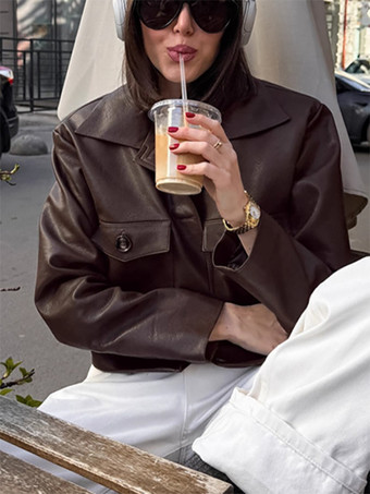 ブラウンのフェイクレザー製レディースクロップドジャケット - レトロなラペルボタンアップのボックスシルエットトップス - ストリートカジュアル春コーデ2026