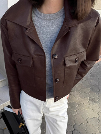 ブラウンのフェイクレザー製レディースクロップドジャケット - レトロなラペルボタンアップのボックスシルエットトップス - ストリートカジュアル春コーデ2026
