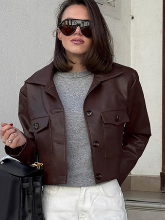 ブラウンのフェイクレザー製レディースクロップドジャケット - レトロなラペルボタンアップのボックスシルエットトップス - ストリートカジュアル春コーデ2026
