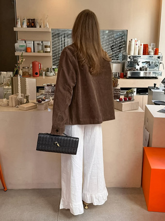 ブラウンのフェイクスエードレディースシャケット - ミニマルなターンカラーボタンアップジャケット（ポケット付き） - 2026年春のカジュアルストリートウェア