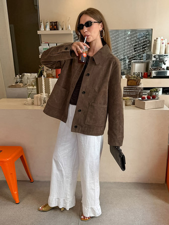 ブラウンのフェイクスエードレディースシャケット - ミニマルなターンカラーボタンアップジャケット（ポケット付き） - 2026年春のカジュアルストリートウェア