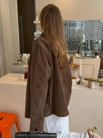 ブラウンのフェイクスエードレディースシャケット - ミニマルなターンカラーボタンアップジャケット（ポケット付き） - 2026年春のカジュアルストリートウェア