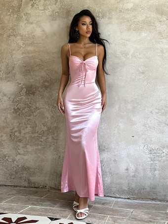 パステルピンクのコケットスリップドレス（女性用） - リボン付きミディ丈キャミソールガウン - 2026年春のデートナイトコーデ