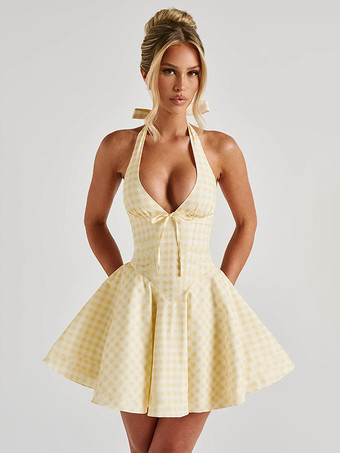 イエローギンガムチェックのコテージコアミニドレス（女性用） - イエローチェックのホルターネック、背中開きスケータードレス - 夏の誕生日パーティー 2026