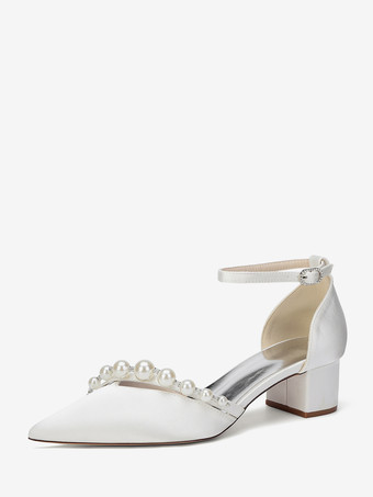 アイボリーサテンのウェディングシューズ、ポインテッドトゥ、パール付き、アンクルストラップ、チャンキーヒールパンプス