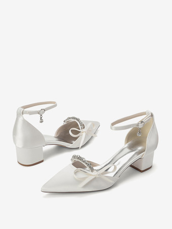 チャンキーヒールのブライダルシューズ、サテンのポインテッドトゥ、ラインストーン、リボン、アンクルストラップ付きウェディングシューズ