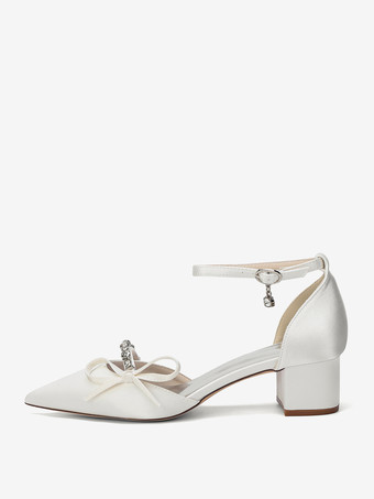 チャンキーヒールのブライダルシューズ、サテンのポインテッドトゥ、ラインストーン、リボン、アンクルストラップ付きウェディングシューズ