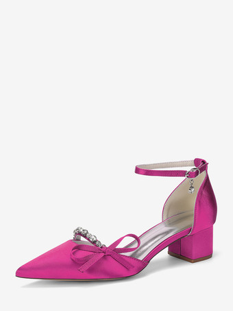 ローズレッドチャンキーヒールのブライダルシューズ、サテンのポインテッドトゥ、ラインストーン、リボン、アンクルストラップ付きウェディングシューズ