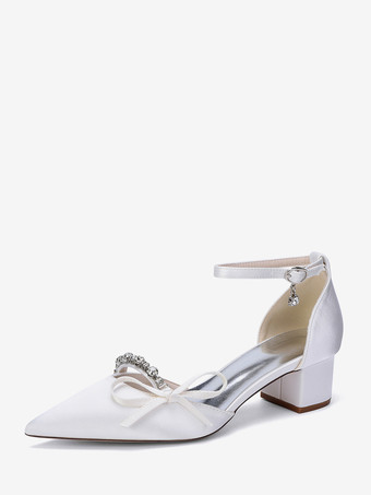 ホワイト チャンキーヒールのブライダルシューズ、サテンのポインテッドトゥ、ラインストーン、リボン、アンクルストラップ付きウェディングシューズ