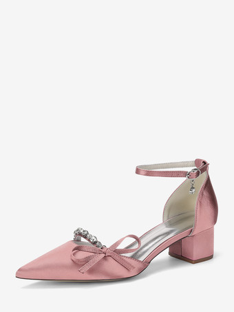 サーモンピンクチャンキーヒールのブライダルシューズ、サテンのポインテッドトゥ、ラインストーン、リボン、アンクルストラップ付きウェディングシューズ