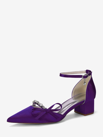 プラムチャンキーヒールのブライダルシューズ、サテンのポインテッドトゥ、ラインストーン、リボン、アンクルストラップ付きウェディングシューズ