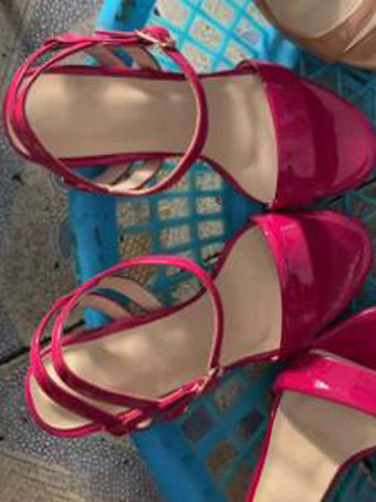 ローズレッドゴールドのハイヒールサンダル、メタリックなオープントゥのハイヒール、プロムシューズ