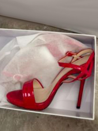 レッド ゴールドのハイヒールサンダル、メタリックなオープントゥのハイヒール、プロムシューズ