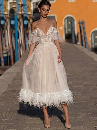 バニラクリームショート丈ウェディングドレス　ティーレングス　Vネック　半袖　Aライン　ナチュラルウエスト　レースブライダルガウン