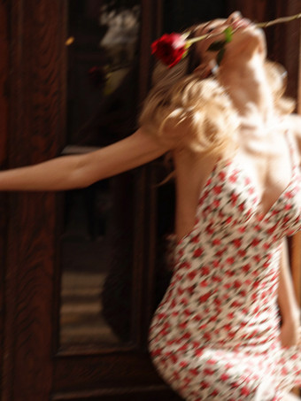 花柄の背中開きマキシドレス（女性用） - 花柄プリント、ティアードフリル裾、ハイカットスリット、ホルターネックガウン - 夏のセクシーなデートナイト衣装 2026