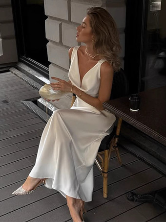 ホワイトサテンのレディースマキシドレス - エレガントなシルクスタイルのカウルネック、背中開き、ノースリーブのガウン - 夏のイブニングパーティー、プロム、2026年