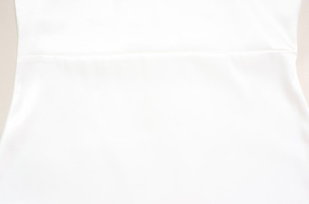 ホワイトサテンのレディースマキシドレス - エレガントなシルクスタイルのカウルネック、背中開き、ノースリーブのガウン - 夏のイブニングパーティー、プロム、2026年