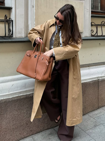 クラシックなロングトレンチコート（レディース） - カーキ色のミニマルなシングルブレストのリラックスフィットダストコート - 春のオフィスからディナーまで活躍するアウターウェア 2026