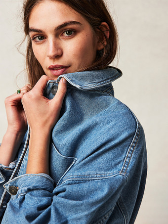 レディース用オーバーサイズデニムジャケット - ミディアムウォッシュ ボーイフレンドフィット サイドスリット トラッカーコート - 2026年春のデイリーストリートウェア