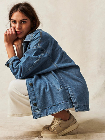 レディース用オーバーサイズデニムジャケット - ミディアムウォッシュ ボーイフレンドフィット サイドスリット トラッカーコート - 2026年春のデイリーストリートウェア