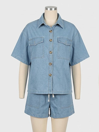 ミディアムウォッシュデニムのツーピースセット（レディース） - ドローストリングショーツとボタンアップシャツ - 夏のカジュアルバケーションコーデ 2026